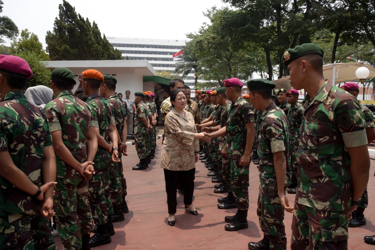 Puan Maharani bersama Wakil Pimpinan DPR juga bertemu dengan sejumlah Anggota TNI yang berjaga di DPR | Foto: Istimewa