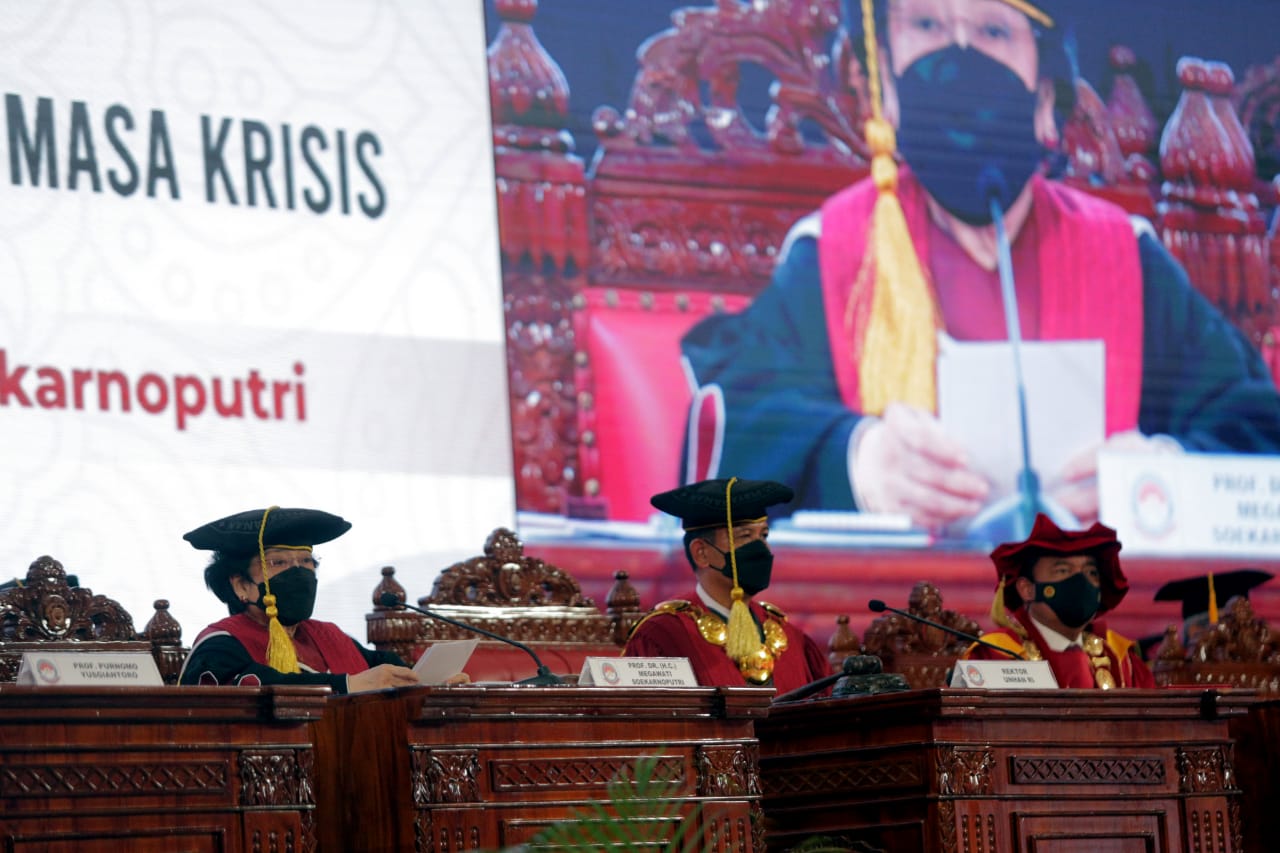 Presiden RI Joko Widodo menyebut bahwa Megawati Soekarnoputri sangat pantas menerima gelar Profesor Kehormatan (Guru Besar Tidak Tetap) dari Universitas Pertahanan | Foto: Istimewa