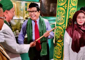 Tokoh nasional Dr Rizal Ramli digelari tamu agung dalam upacara adat Sunda “Naik Lisung Pajajaran”. Ritual adat “Naik Lisung Pajajaran” yang diterima Rizal Ramli dari masyarakat adat Sunda di Sukabumi ini merupakan simbol pengakuan lengkap terhadap Rizal Ramli, yang meski lahir di Tanah Minang, merupakan tokoh pluralis. | Foto: Istimewa
